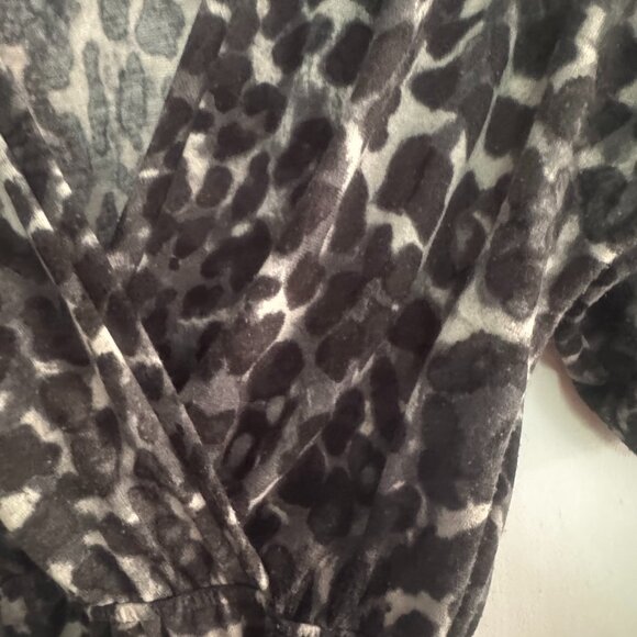 Bar III Black Grey Lepard Print Shirt Womens Size S - Picture 2 of 4